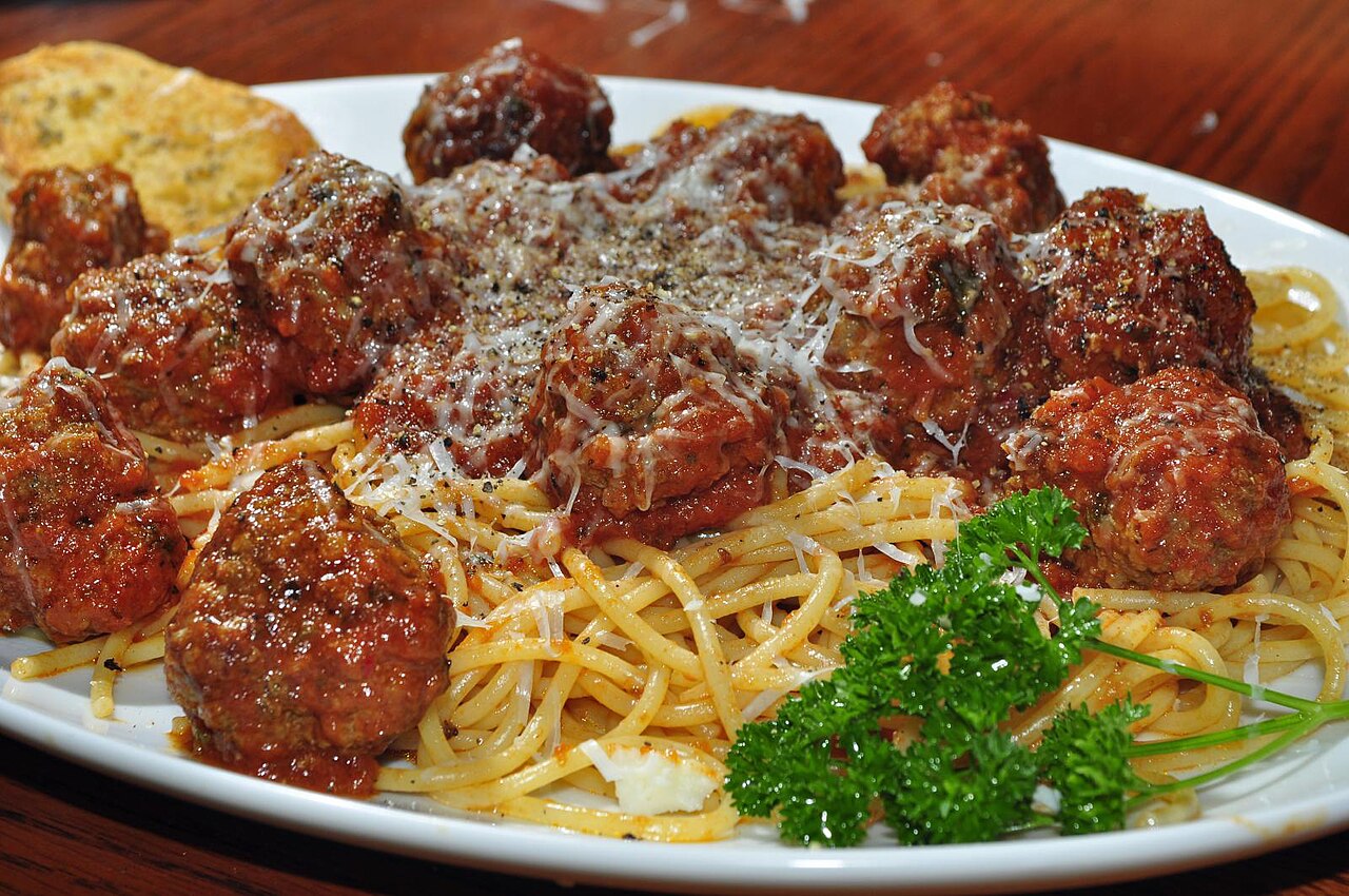 Spaghetti with beef meatballs and tomato sauce